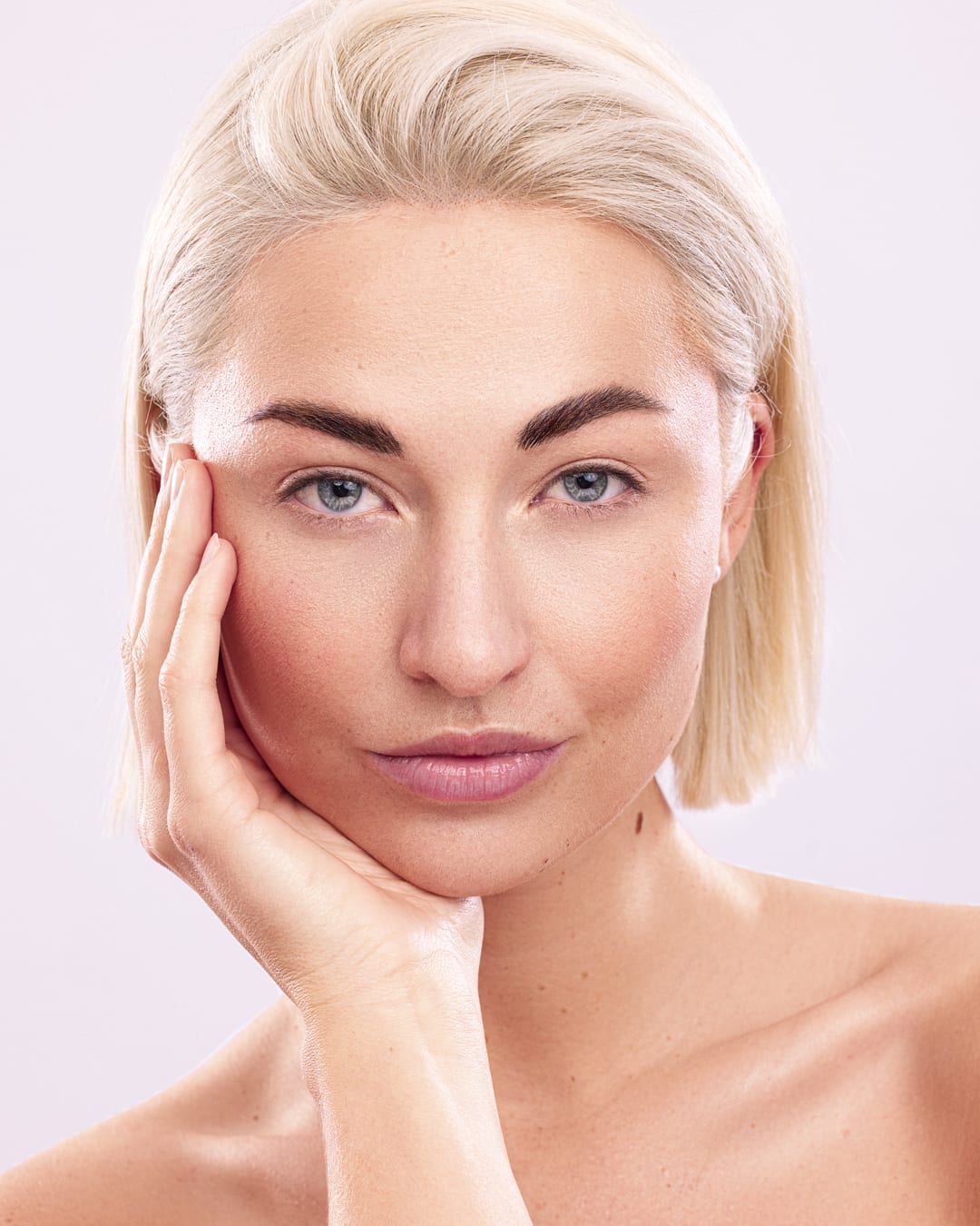 Natürliches Beauty-Porträt eines blonden Models