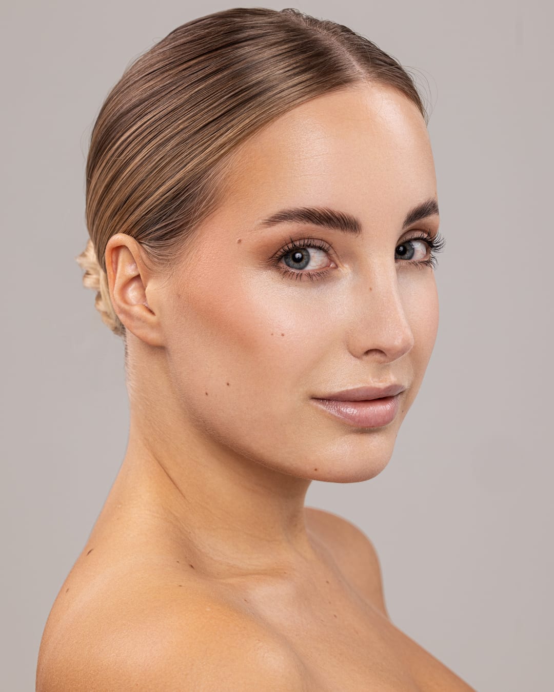 Natürliches Beauty-Porträt eines Models mit zurückgebundenem Haar